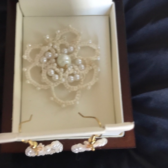 Hand Tatted Pearl & Lace Earring & Brooch - Picture 5 of 8